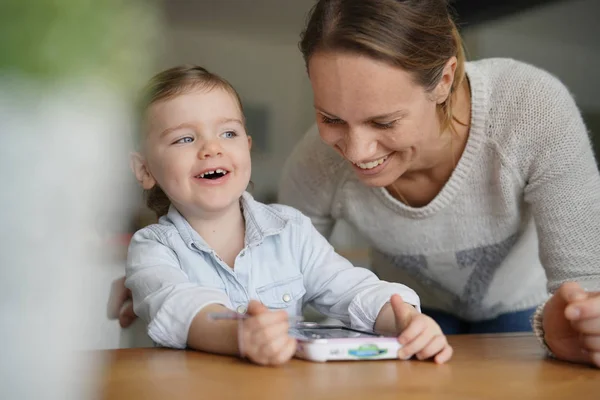 Mor Och Dotter Roligt Spelar Med Barnets Tablett Hemma — Stockfoto