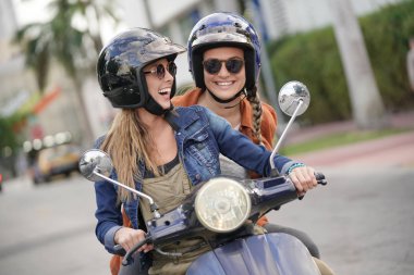 Mutlu genç kadınlar birlikte şehirde sürme