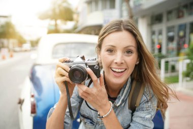 Çekici fotoğrafçı City vintage fotoğraf makinesi ile fotoğraf çekmek