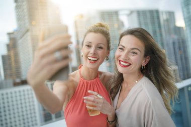 Selfie şehirde roofttop Bar'da gece dışarı alarak iki çekici funloving arkadaş