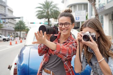 Kentsel ortamda açık havada çekim genç gülümseyen fotoğraf öğrenciler 