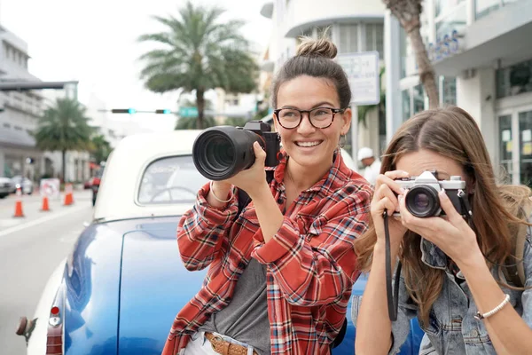 Junge Lächelnde Fotografiestudenten Beim Fotografieren Freien Urbaner Umgebung — Stockfoto