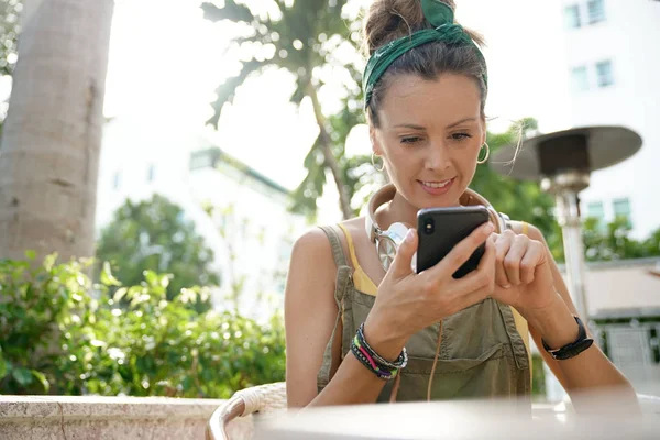 Młody Podróżnik Stylowy Uśmiechający Się Jej Telefon — Zdjęcie stockowe