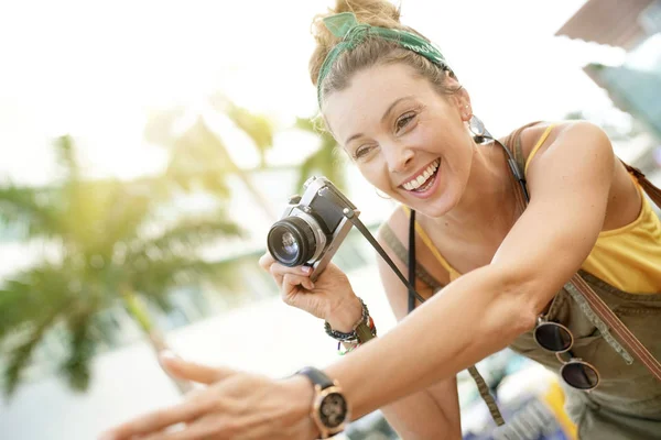 Stylische Junge Frau Fotografiert Mit Vintage Kamera Urbaner Umgebung — Stockfoto