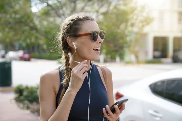 Atraktivní Mladá Žena Sportovní Mluví Mobilní Telefon Sluchátky — Stock fotografie