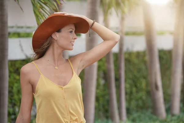 Elegante Junge Frau Lächelt Urlaub — Stockfoto