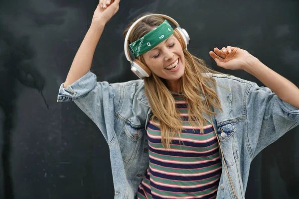 Dynamische Junge Studentin Tanzt Musik Mit Kopfhörern Auf Schwarzem Hintergrund — Stockfoto