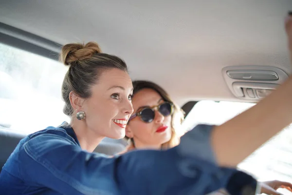 Twee Aantrekkelijke Vrienden Nemen Selfie Achterkant Taxi — Stockfoto