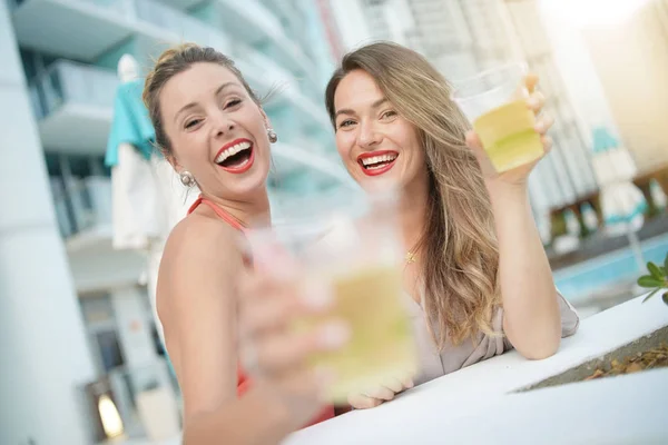 Two Attractive Funloving Friends Partying Drinks Rooftop Bar City — Stock Photo, Image