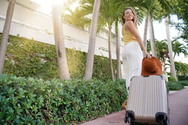 Elegant Young Woman Vacation Walking Outdoors Suitcase — Stock Photo, Image