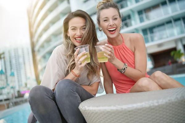 Twee Aantrekkelijke Funloving Vrienden Feesten Met Drankjes Aan Bar Het — Stockfoto