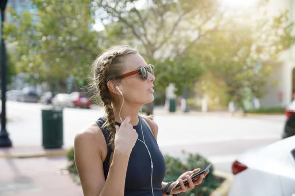 Atraktivní Mladá Žena Sportovní Mluví Mobilní Telefon Sluchátky — Stock fotografie