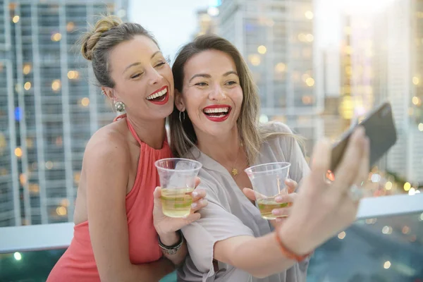 Dos Hermosos Amigos Tomando Selfie Bar Azotea Con Luces Ciudad — Foto de Stock