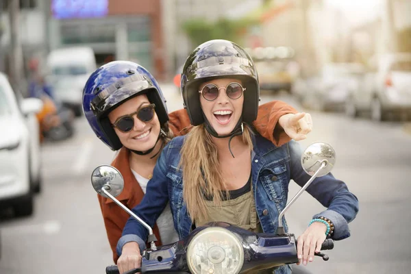 Jovens Mulheres Felizes Andando Scooter Juntos Cidade — Fotografia de Stock