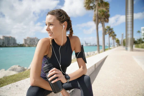 Mujer Deportiva Sonriente Ropa Deportiva Con Auriculares Aire Libre —  Fotos de Stock