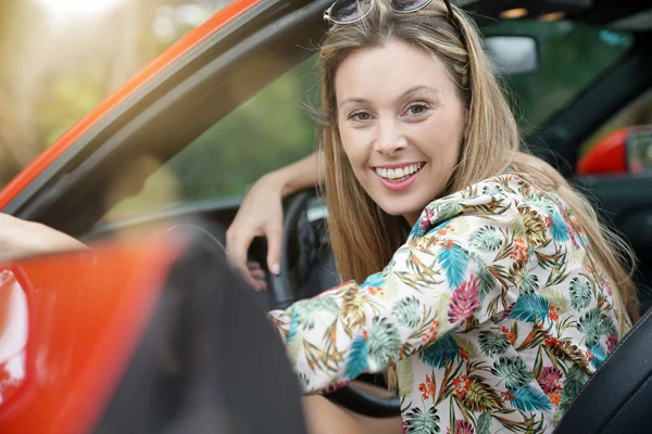 Kırmızı Cabrio Araba Içinde Gülümseyen Genç Kadın Portresi — Stok fotoğraf