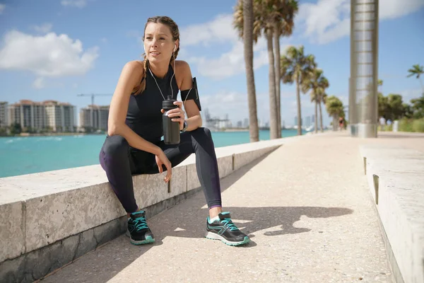 Mujer Deportiva Sonriente Ropa Deportiva Con Auriculares Aire Libre — Foto de Stock