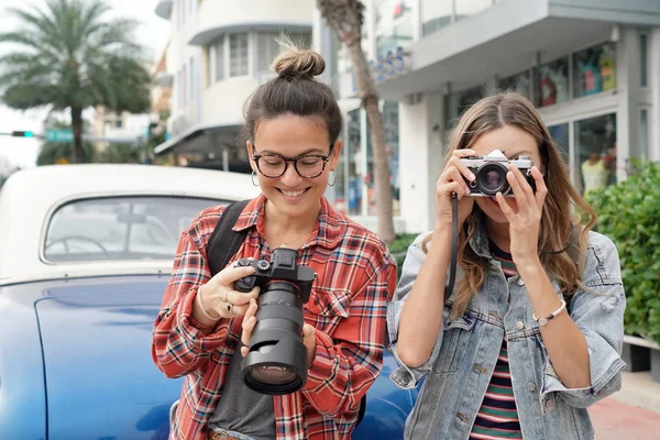 Junge Lächelnde Fotografiestudenten Beim Fotografieren Freien Urbaner Umgebung — Stockfoto