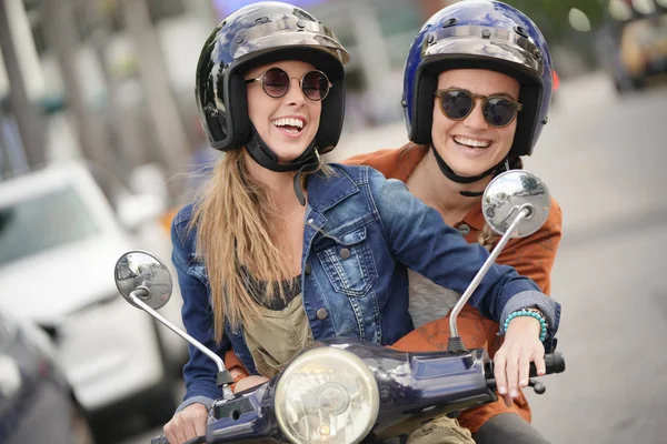 Gelukkig Jonge Vrouwen Rijden Scooter Samen Stad — Stockfoto