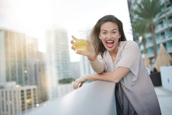 Atraktivita Elegantní Mladá Žena Baví Úsměvem Střešní Bar Městě — Stock fotografie