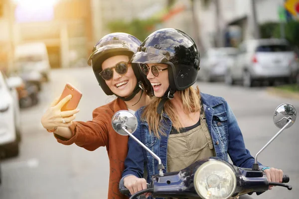 Mujeres Jóvenes Felices Tomando Una Selfie Scooter Ciudad — Foto de Stock