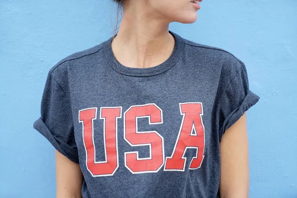 Immagine Ritagliata Giovane Donna Che Indossa Usa Shirt Sfondo Blu — Foto Stock