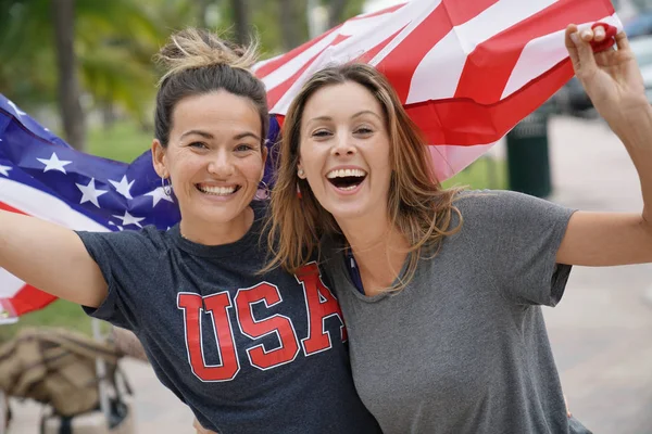 Two Dynamic Young Friends Proudly Flying American Flag Together Outdoors — Stock Photo, Image