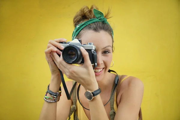 Młoda Kobieta Stylowe Robienia Zdjęć Zewnątrz Rocznika Kamery Kolorowym Tle — Zdjęcie stockowe