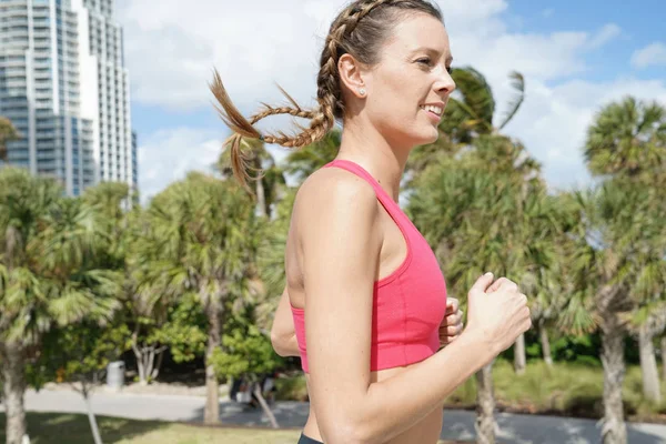 Mujer Atlética Corriendo Aire Libre Ciudad Soleada — Foto de Stock