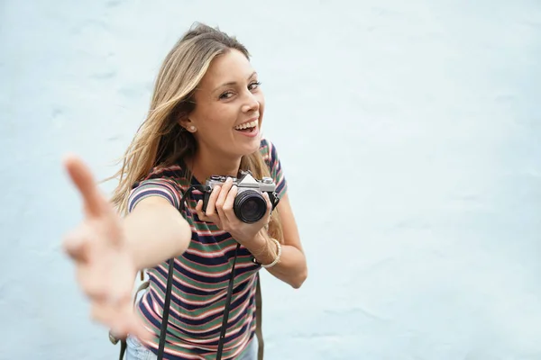 动态摄影学生面对蓝色背景的相机 — 图库照片