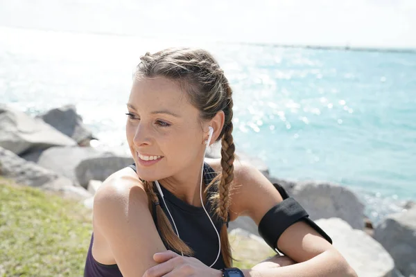 Sportowy Kobieta Uśmiechając Się Słuchając Muzyki Słońcu — Zdjęcie stockowe