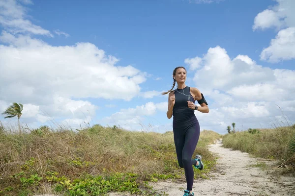 Sportowe Młoda Kobieta Uruchomiona Beachy Krajobraz — Zdjęcie stockowe