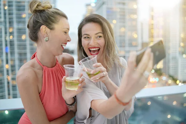 Dos Hermosos Amigos Tomando Selfie Bar Azotea Con Luces Ciudad — Foto de Stock