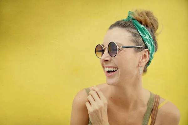 Portret Stylowy Smily Młoda Kobieta Noszenia Okularów Zewnątrz Żółtym Tle — Zdjęcie stockowe