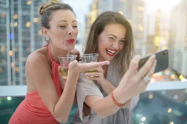 Dos Hermosos Amigos Tomando Selfie Bar Azotea Con Luces Ciudad — Foto de Stock