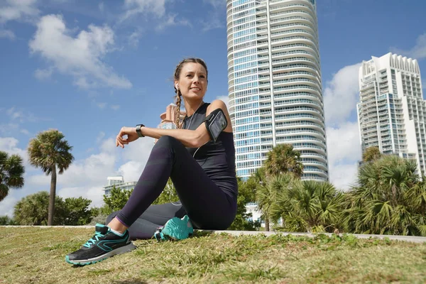 Mujer Joven Atlética Descansando Ciudad Soleada Después Correr —  Fotos de Stock