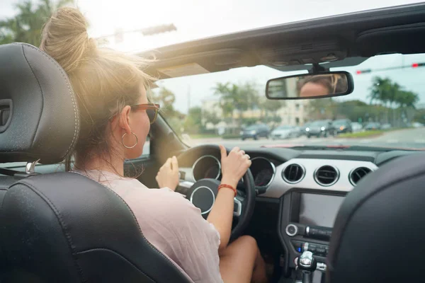 若い女性運転のコンバーチブル — ストック写真
