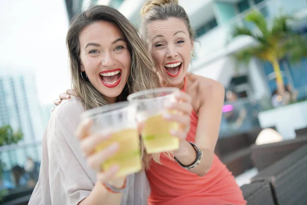 Twee Aantrekkelijke Funloving Vrienden Feesten Met Drankjes Aan Bar Het — Stockfoto