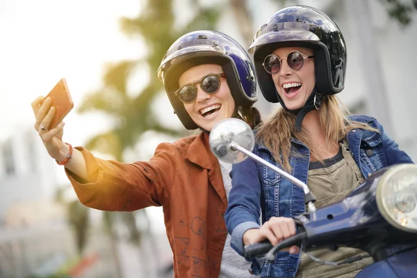 Gelukkig Jonge Vrouwen Nemen Een Selfie Scooter Stad — Stockfoto