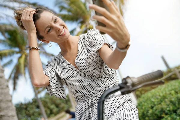 Nádherná Bezstarostná Mladá Žena Při Selfie Bicyle Venku — Stock fotografie