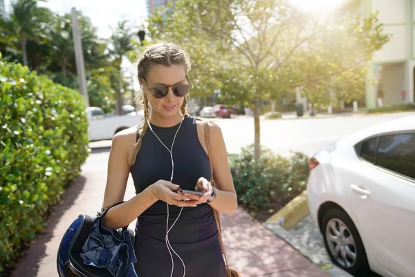 Attractive Young Woman Sportswear Texting Wearing Headphones — Stock Photo, Image
