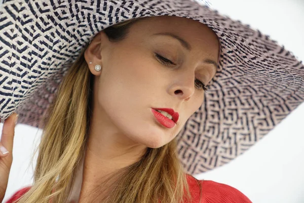 Kırmızı Elbise Şapka Beyaz Arka Plan Üzerinde Poz Çekici Sarışın — Stok fotoğraf