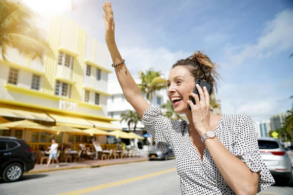 Mujer Atractiva Muy Feliz Saludando Amigo Mientras Está Teléfono Celular —  Fotos de Stock