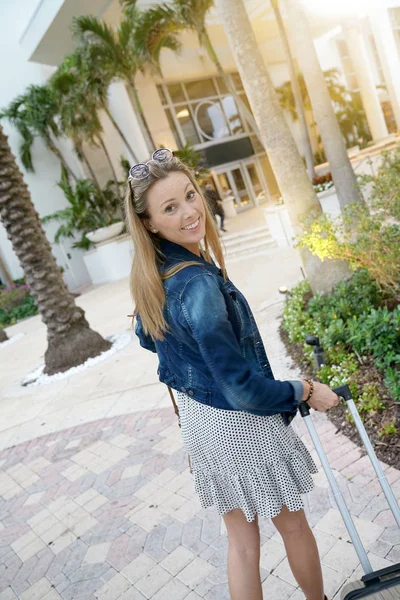 Young Stylish Woman Walking Luxury Hotel Suitcase Smiling Camera — Stock Photo, Image