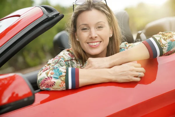 Potret Wanita Muda Tersenyum Dalam Mobil Konversi Merah — Stok Foto