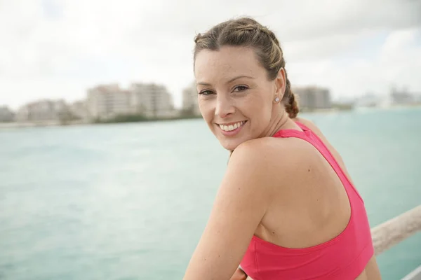 Mulher Atraente Sportswear Olhando Para Câmera Beira Mar Após Corrida — Fotografia de Stock