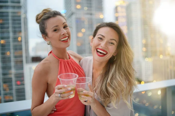 Dois Amigos Lindos Divertindo Bar Telhado Cidade Outono Noite — Fotografia de Stock