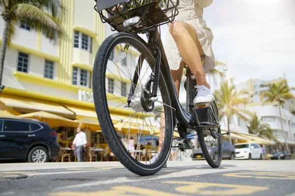 Genç Kadının Bacakları Açık Havada Güneşli Şehirde Bisiklet Üzerinde Kapat — Stok fotoğraf