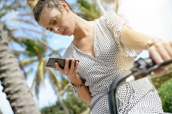 Mujer Bastante Joven Sentada Aire Libre Bicicleta Instrucciones Lectura Teléfono —  Fotos de Stock