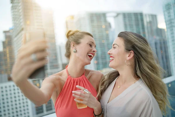 Due Amici Divertenti Attraenti Che Fanno Selfie Notte Bar Sul — Foto Stock